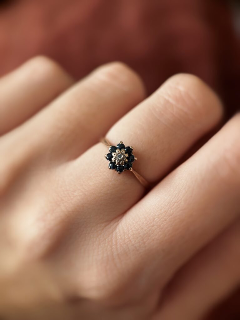 Vintage 9 karaat massief gouden ring met diamant en saffieren in bloemvorm Om hand