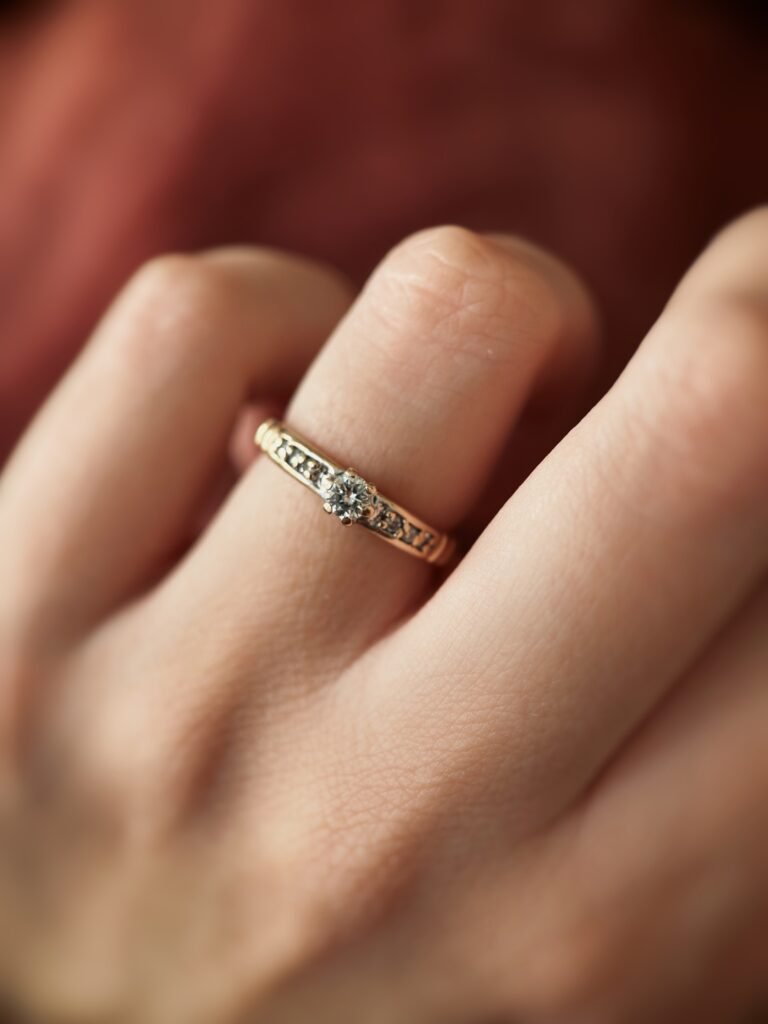 Vintage 9 karaat massief gouden ring met diamanten Om hand