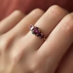 Vintage 9 karaat massief gouden five stone ring met een rhodoliet edelsteen Om hand