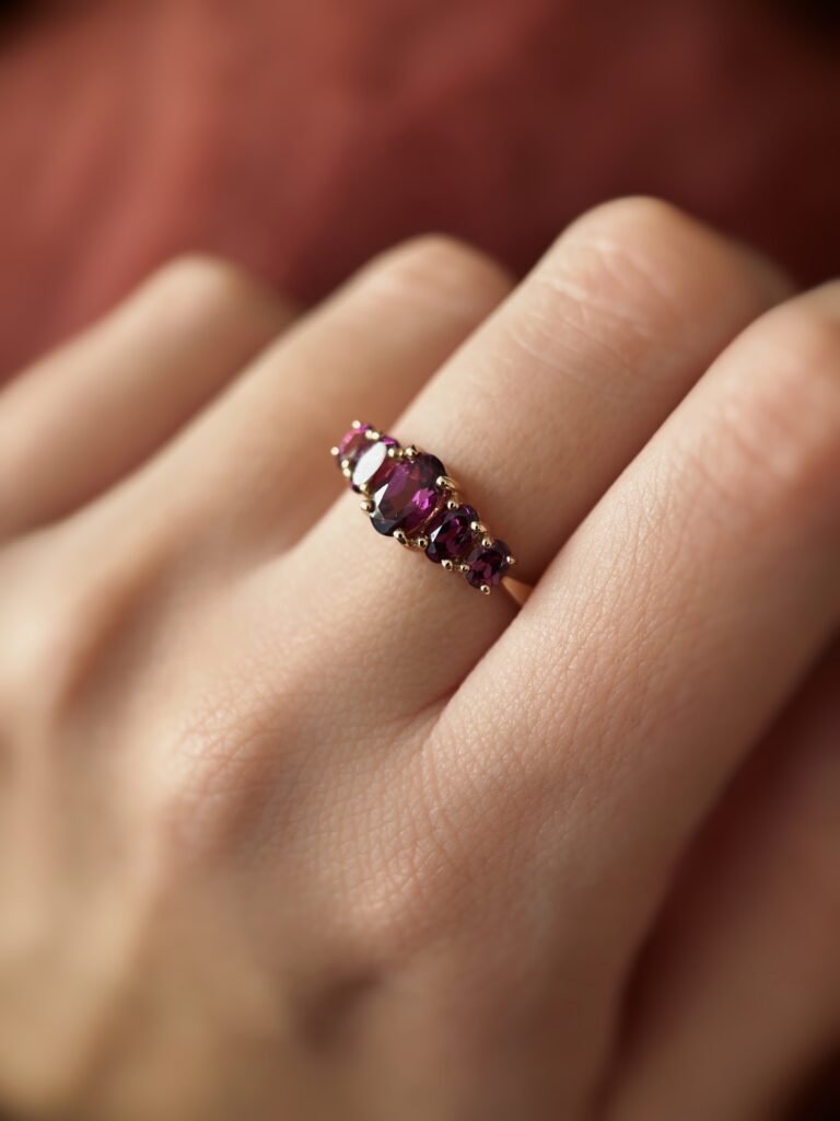 Vintage 9 karaat massief gouden five stone ring met een rhodoliet edelsteen Om hand