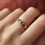 Vintage 9 karaat massief gouden ring met granaatjes in sterren gravure om hand