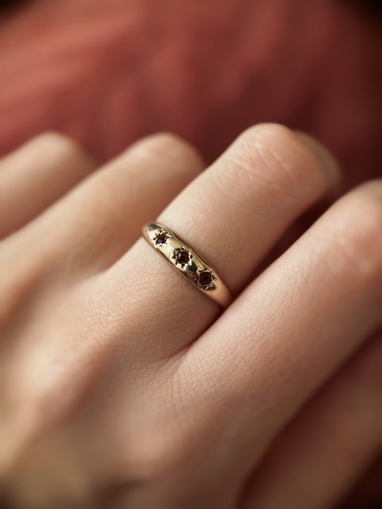 Vintage 9 karaat massief gouden ring met granaatjes in sterren gravure om hand