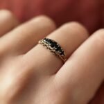 Vintage 9 karaat massief gouden ring met saffier en versieringen Om hand