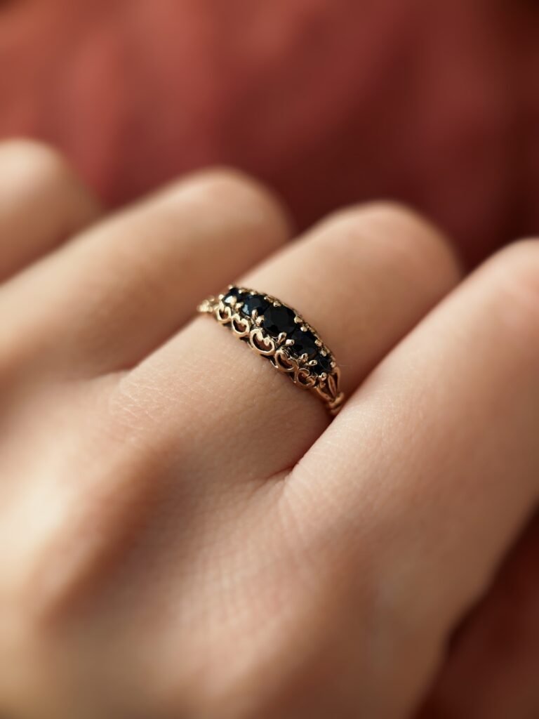 Vintage 9 karaat massief gouden ring met saffier en versieringen Om hand