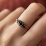 Vintage 9 karaat massief gouden ring met saffier en versieringen Om hand