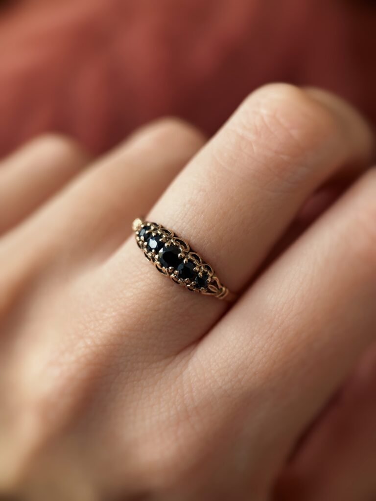 Vintage 9 karaat massief gouden ring met saffier en versieringen Om hand