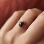 Vintage 9 karaat massief gouden cluster ring met een grote robijn en diamanten Om hand