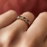 Vintage 9 karaat massief gouden ‘i love you’ stacking ring met granaatjes en zirkonia Om hand