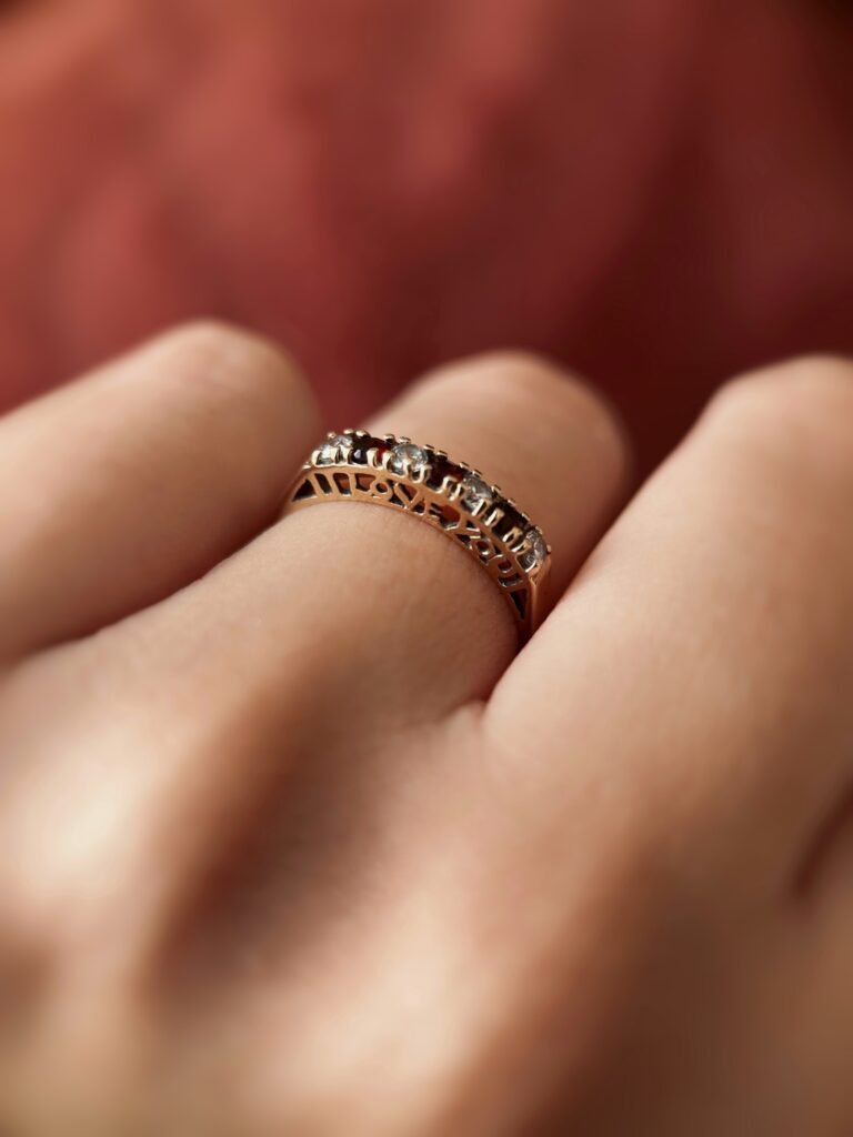 Vintage 9 karaat massief gouden ‘i love you’ stacking ring met granaatjes en zirkonia Om hand