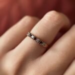 Vintage 9 karaat massief gouden ‘i love you’ stacking ring met granaatjes en zirkonia Om hand