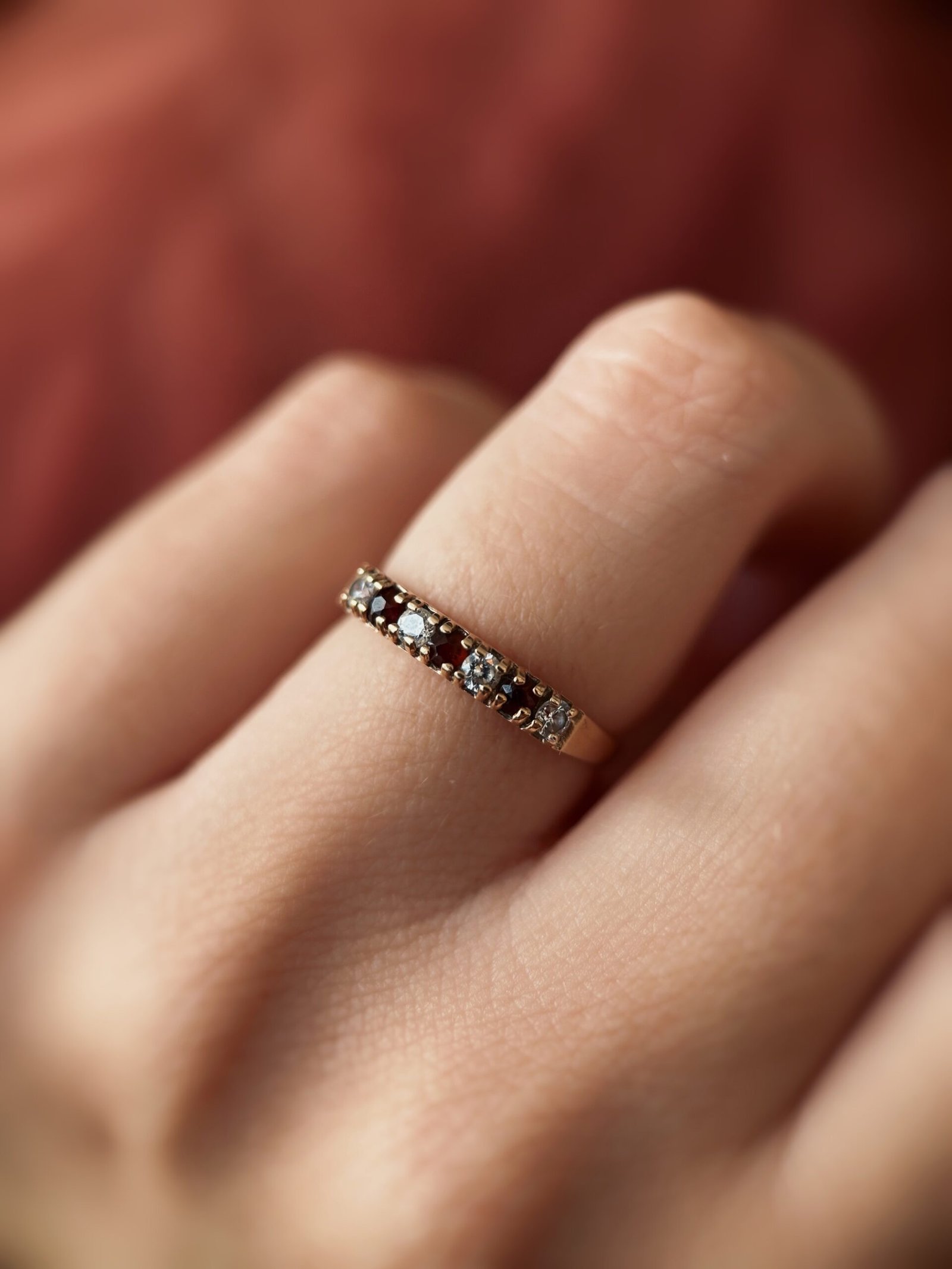 Vintage 9 karaat massief gouden ‘i love you’ stacking ring met granaatjes en zirkonia Om hand