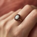 Vintage 9 karaat massief gouden custer ring met witte opaal en granaatjes Om hand