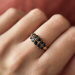 Vintage 9 karaat massief gouden ring met mystic topaas en diamant Om hand