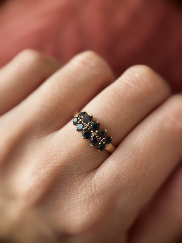 Vintage 9 karaat massief gouden ring met mystic topaas en diamant Om hand