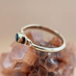 Vintage 9 karaat massief gouden solitaire ring met een saffier in bezel zetting