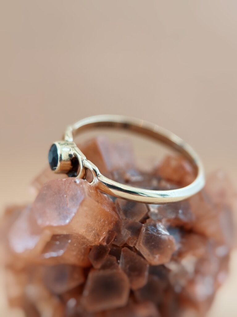 Vintage 9 karaat massief gouden solitaire ring met een saffier in bezel zetting