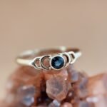 Vintage 9 karaat massief gouden solitaire ring met een saffier in bezel zetting