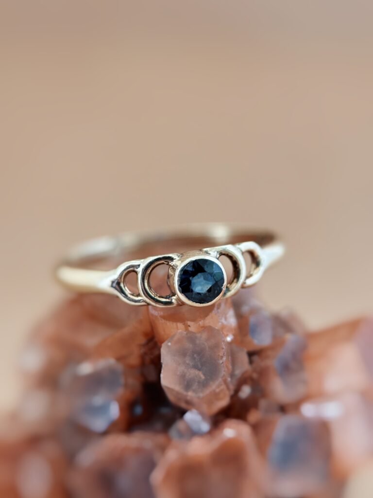 Vintage 9 karaat massief gouden solitaire ring met een saffier in bezel zetting