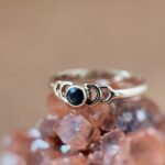 Vintage 9 karaat massief gouden solitaire ring met een saffier in bezel zetting