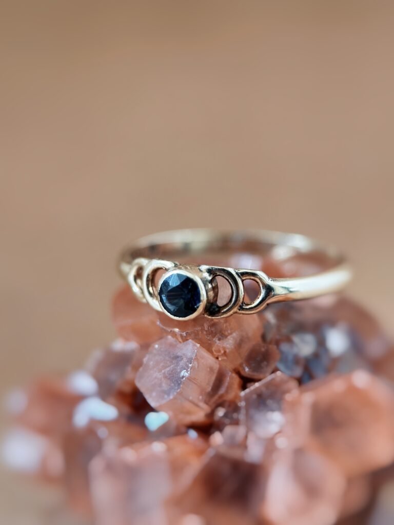 Vintage 9 karaat massief gouden solitaire ring met een saffier in bezel zetting