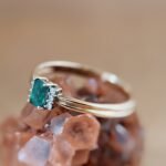 Vintage 9 karaat massief gouden ring met emerald cut smaragd en zes diamantjes