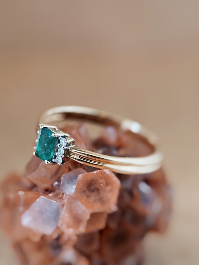 Vintage 9 karaat massief gouden ring met emerald cut smaragd en zes diamantjes