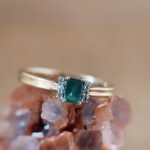 Vintage 9 karaat massief gouden ring met emerald cut smaragd en zes diamantjes
