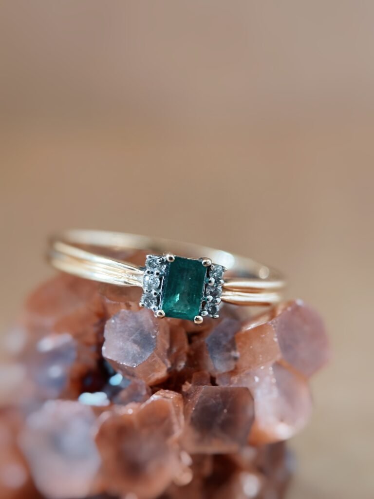 Vintage 9 karaat massief gouden ring met emerald cut smaragd en zes diamantjes
