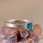 Vintage 9 karaat massief gouden ring met emerald cut smaragd en zes diamantjes