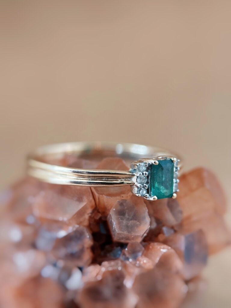 Vintage 9 karaat massief gouden ring met emerald cut smaragd en zes diamantjes