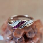 Vintage 9 karaat massief gouden ring met een swirl van robijn en diamant