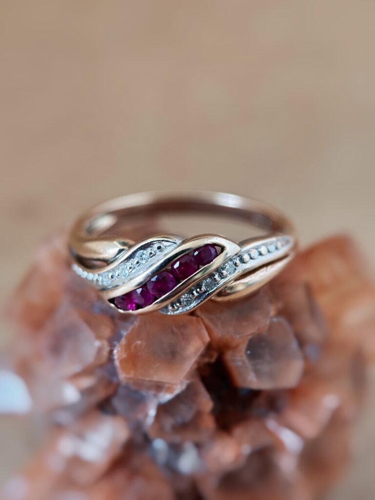 Vintage 9 karaat massief gouden ring met een swirl van robijn en diamant