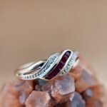 Vintage 9 karaat massief gouden ring met een swirl van robijn en diamant