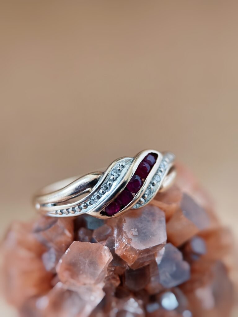 Vintage 9 karaat massief gouden ring met een swirl van robijn en diamant