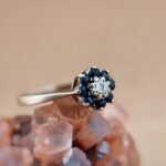 Vintage 9 karaat massief gouden ring met diamant en saffieren in bloemvorm