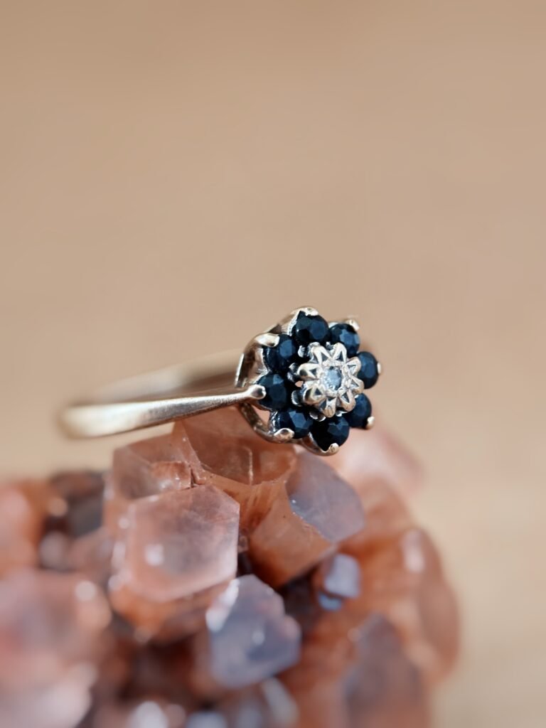 Vintage 9 karaat massief gouden ring met diamant en saffieren in bloemvorm