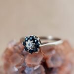 Vintage 9 karaat massief gouden ring met diamant en saffieren in bloemvorm