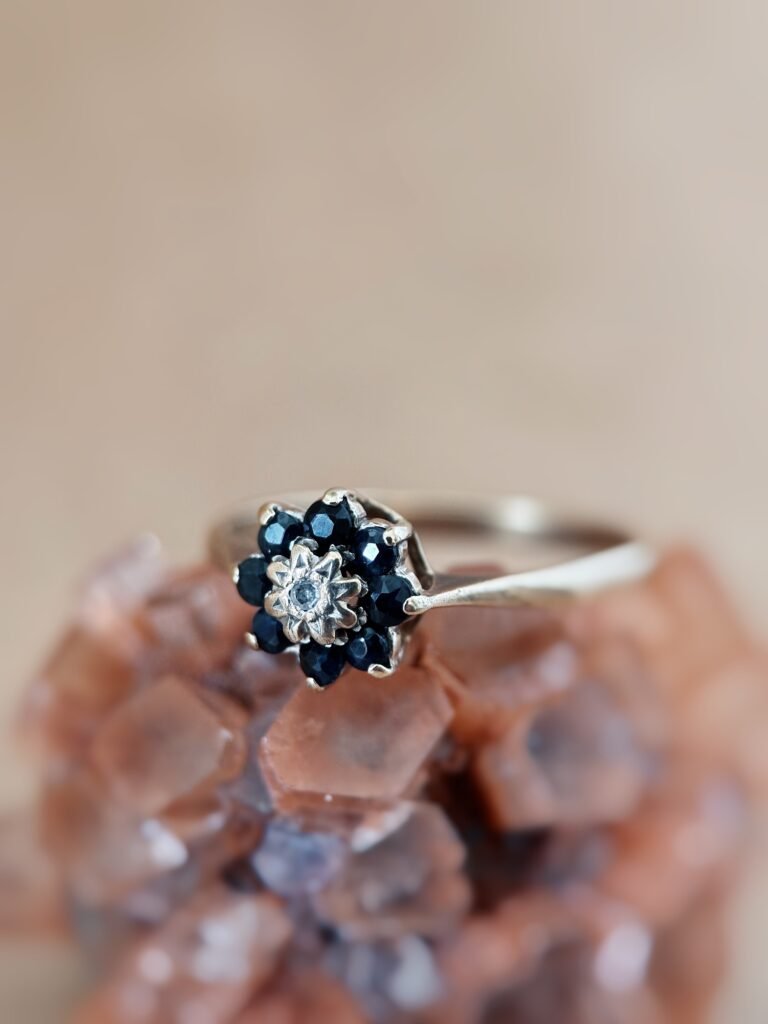 Vintage 9 karaat massief gouden ring met diamant en saffieren in bloemvorm