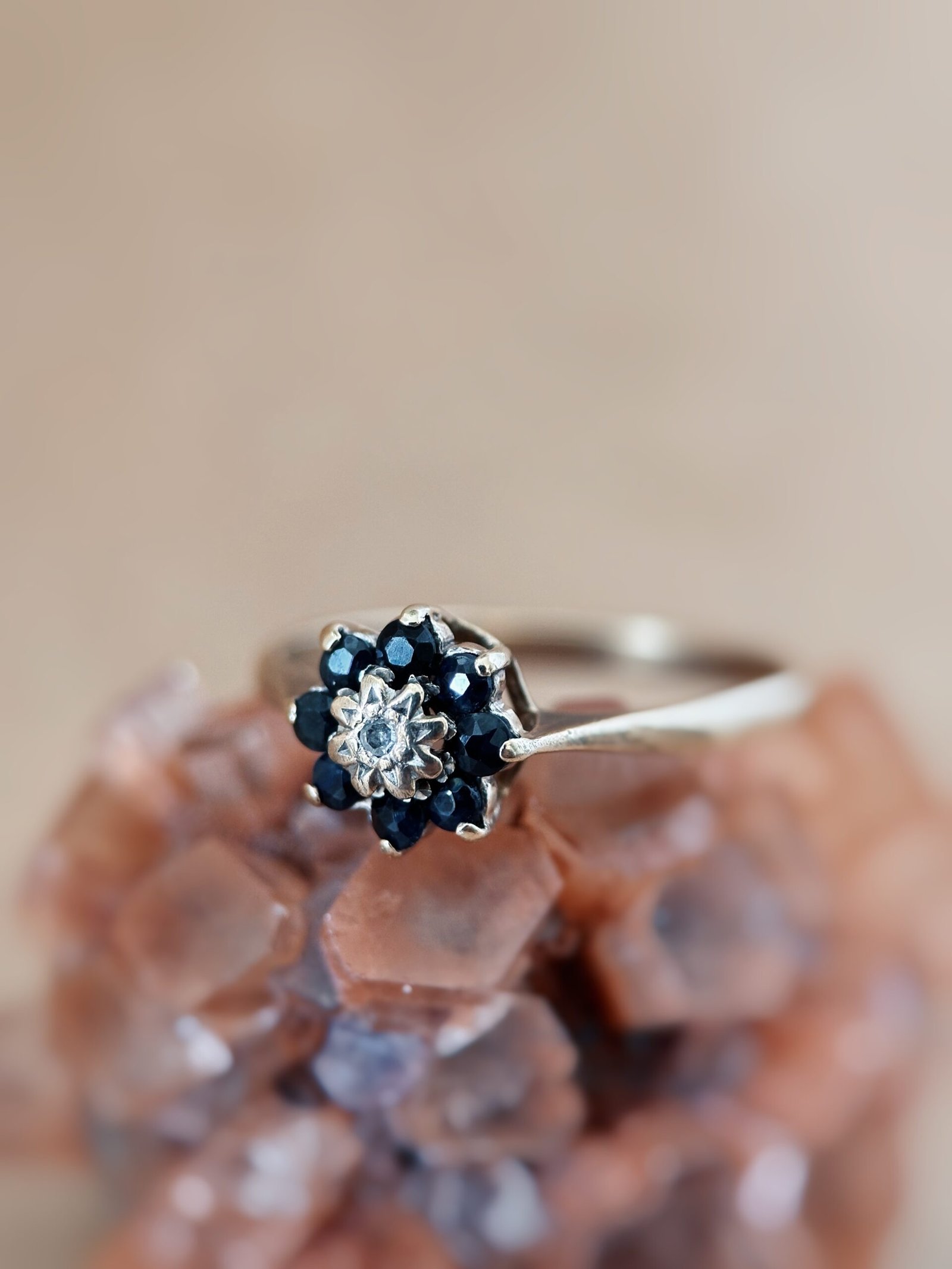 Vintage 9 karaat massief gouden ring met diamant en saffieren in bloemvorm