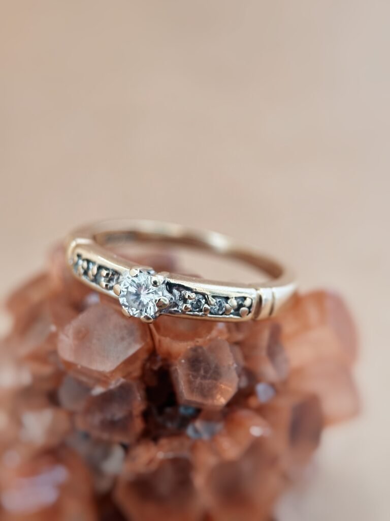 Vintage 9 karaat massief gouden ring met diamanten