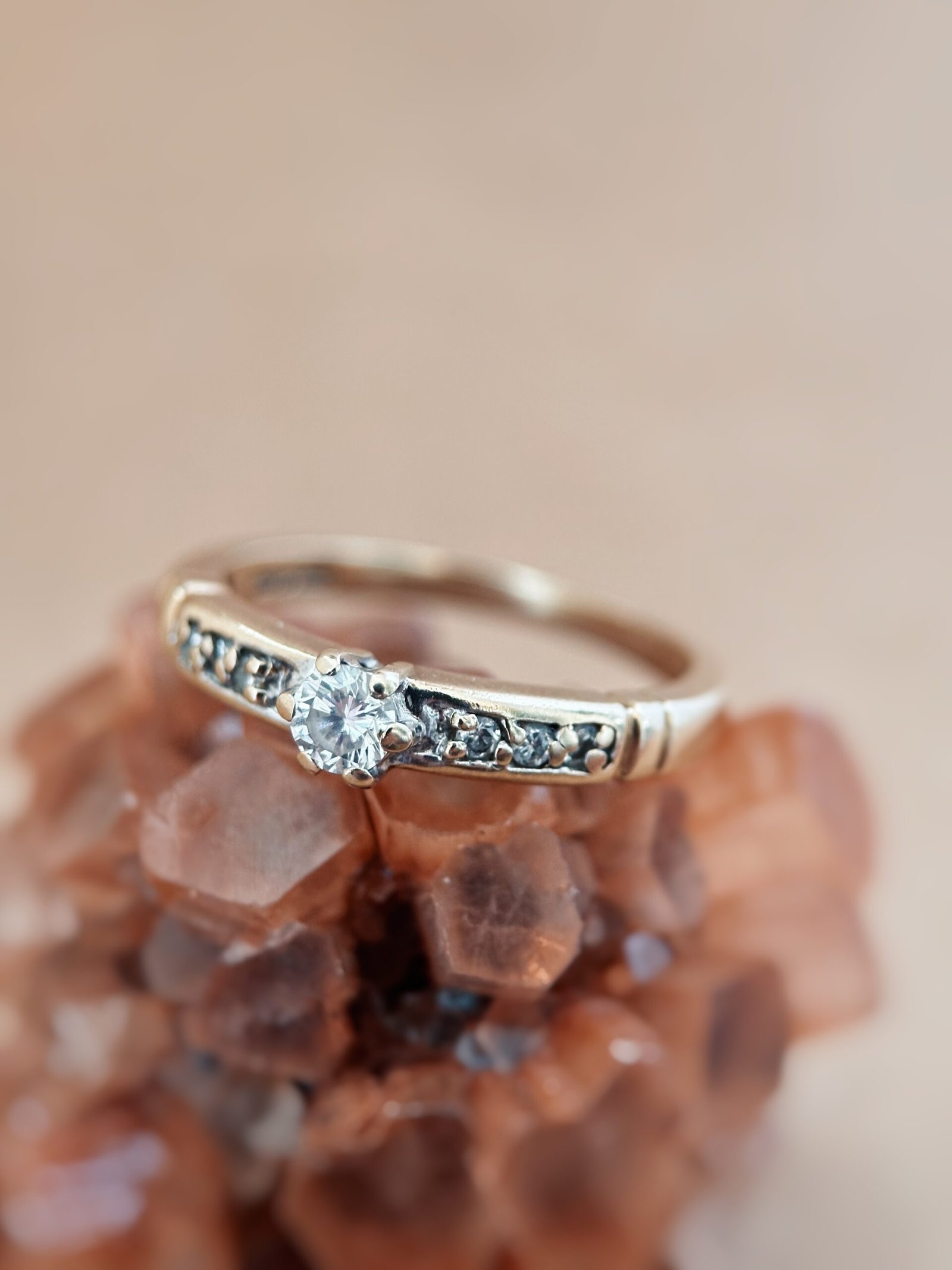 Vintage 9 karaat massief gouden ring met diamanten