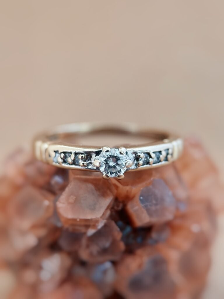 Vintage 9 karaat massief gouden ring met diamanten