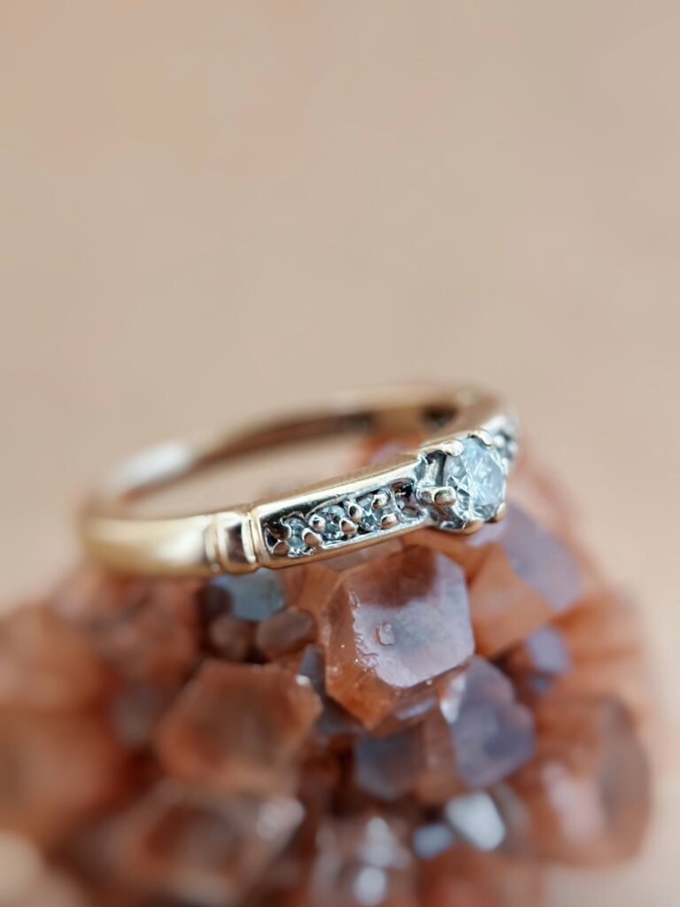 Vintage 9 karaat massief gouden ring met diamanten