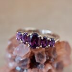 Vintage 9 karaat massief gouden five stone ring met een rhodoliet edelsteen