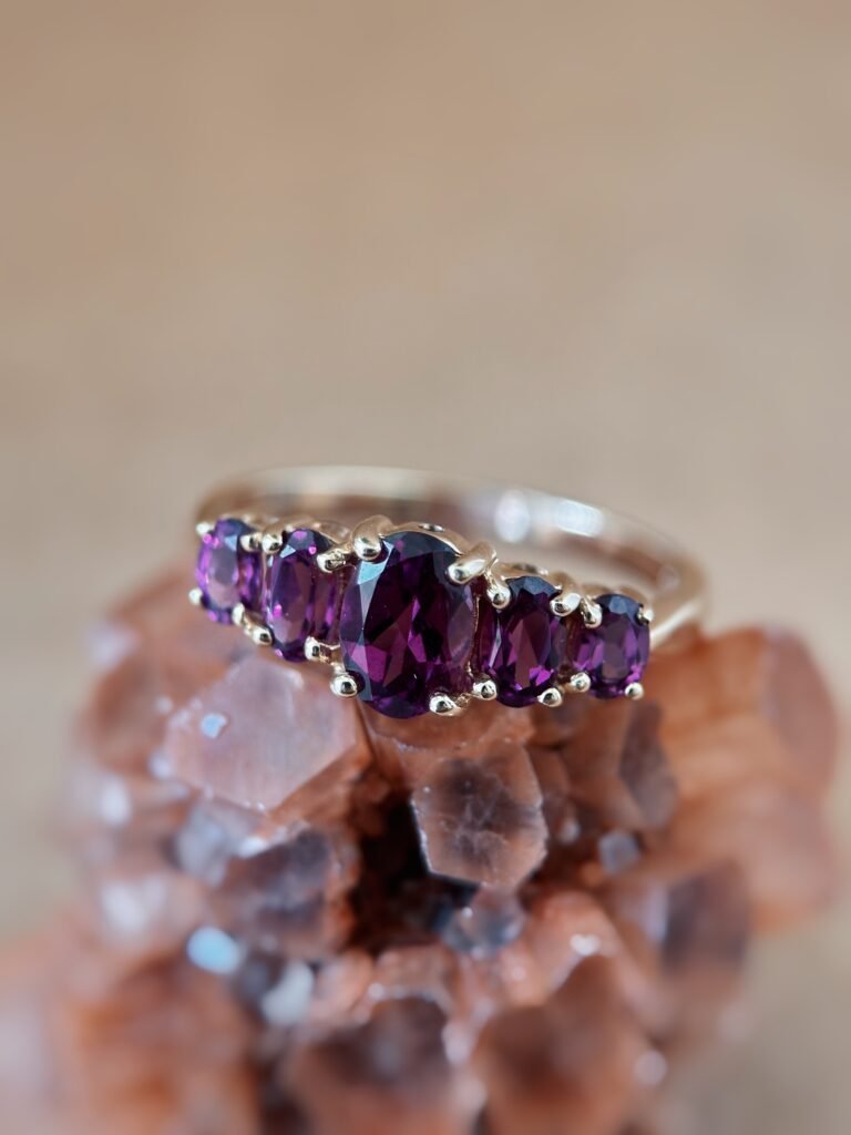 Vintage 9 karaat massief gouden five stone ring met een rhodoliet edelsteen