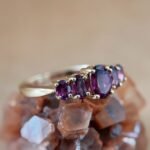 Vintage 9 karaat massief gouden five stone ring met een rhodoliet edelsteen