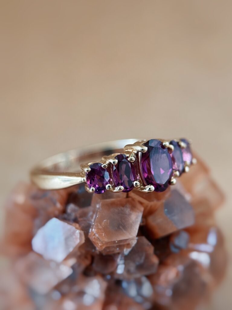 Vintage 9 karaat massief gouden five stone ring met een rhodoliet edelsteen
