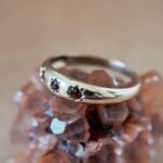 Vintage 9 karaat massief gouden ring met granaatjes in sterren gravure