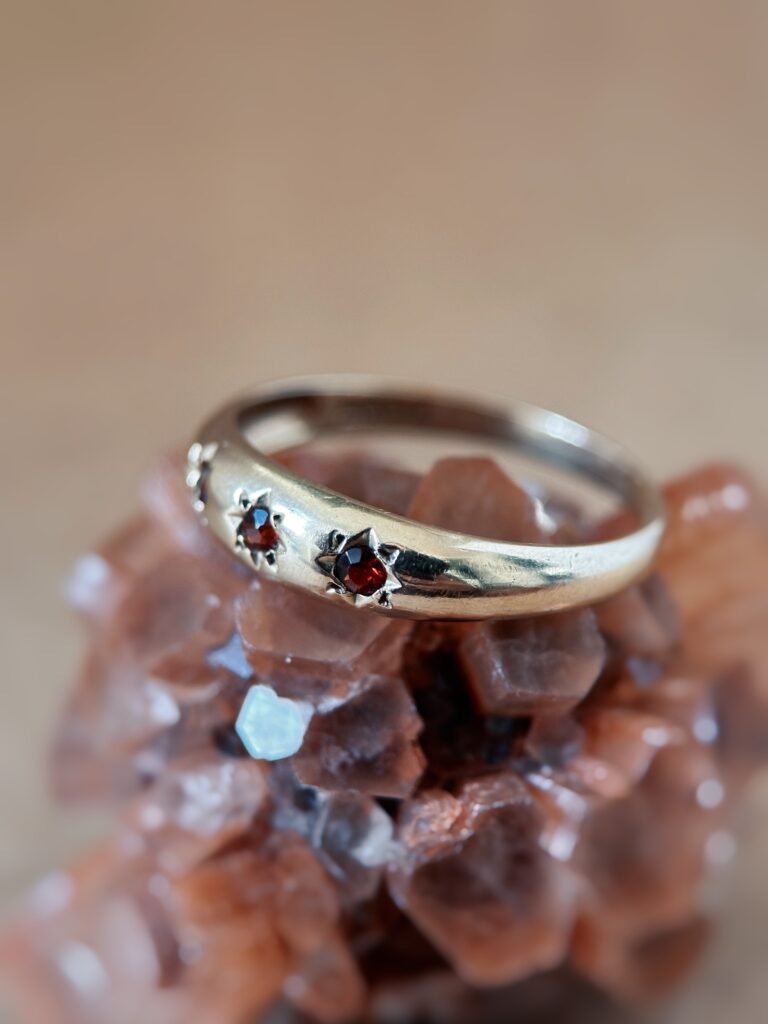 Vintage 9 karaat massief gouden ring met granaatjes in sterren gravure