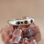 Vintage 9 karaat massief gouden ring met granaatjes in sterren gravure